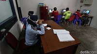 Disediakan tiga unit komputer untuk memfasilitasi para warga binaan yang hendak berkomunikasi dengan anggota keluarga mereka melalui panggilan video.