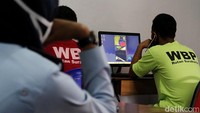 Satu per satu warga binaan yang hendak melakukan panggilan video dengan keluarga maupun kerabat memanfaatkan komputer yang telah disediakan di area lapas tersebut.