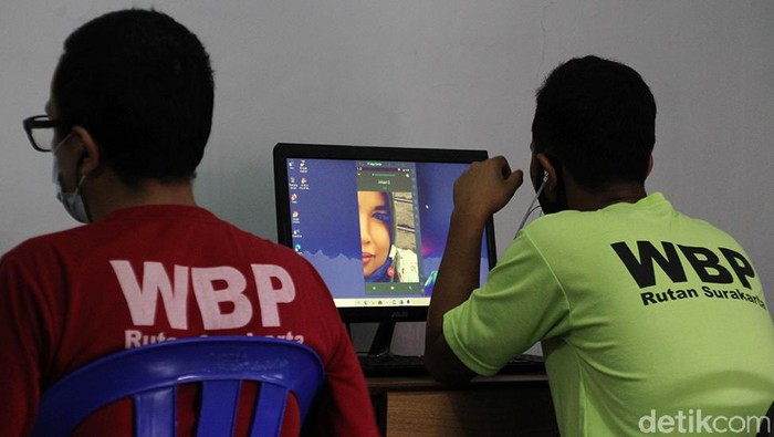 Begini Cara Warga Binaan di Lapas Solo Melepas Rindu Saat Pandemi Pandemi COVID-19 membuat kegiatan jam besuk di lapas dibatasi. Guna melepas rindu dengan keluarga, warga binaan di LP Surakarta manfaatkan fasilitas video call.