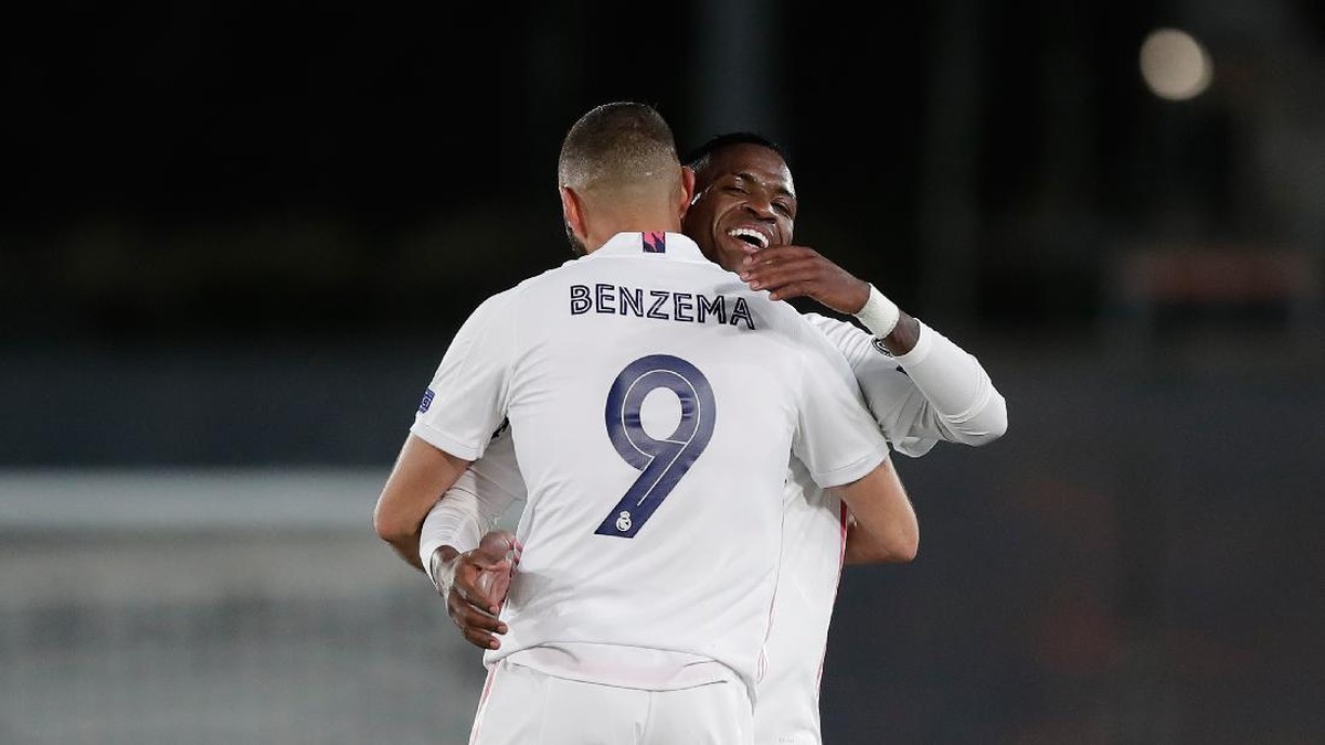 Karim Benzema dan Vinicius Junior. (Foto: Gonzalo Arroyo Moreno/Getty Images)