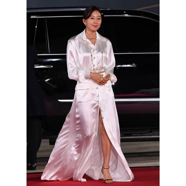 Aktris Korea terkenal lain yang datang ke Blue Dragon Film Awards 2021 adalah KIm Hee Ae. Wanita yang dikenal dalam drama The World of the Married tersebut kali ini memakai baju keluaran Chanel. Gaun dari Pre-Fall 2020 Collection tersebut membuatnya tampak mewah dan elegan. Foto: Instagram @dispatch_style