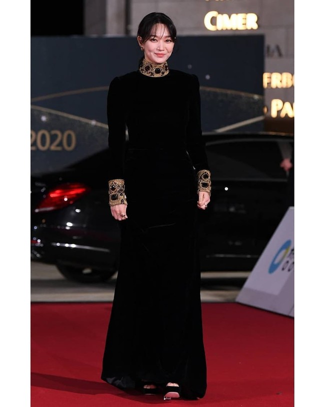 Shin Min Ah terlihat mempesona dengan gaun hitam keluaran Celine. Busana dari koleksi Fall 2020 Ready to Wear tersebut menonjolkan tubuhnya yang langsing dan tinggi. Foto: Instagram @dispatch_style