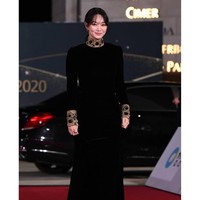 Shin Min Ah terlihat mempesona dengan gaun hitam keluaran Celine. Busana dari koleksi Fall 2020 Ready to Wear tersebut menonjolkan tubuhnya yang langsing dan tinggi. Foto: Instagram @dispatch_style