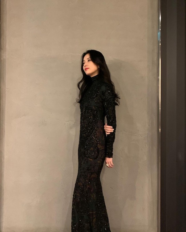 Tampil elegan dengan long dress adalah Han Hyo Joo. Pemain film dan drama tersebut juga terlihat mempesona dengan guan ramai embellishment keluaran Ralph Lauren. Penampilannya semakin mewah dengan anting cantik berkilau dari brand Fred. Foto: Instagram @hanhyojoo222