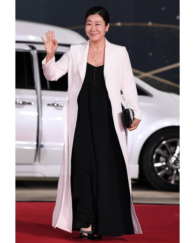 Aktris Ran Mi Ran yang dikenal lewat drama Reply 1988 memenangkan penghargaan sebagai aktris terbaik dalam Honest Candidate di Blue Dragon Film Awards semalam. Wanita 45 tahun itu juga memilih tampil elegan dengan dress dengan outerwear panjang. Foto: Instagram @dispatch_style