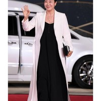 Aktris Ran Mi Ran yang dikenal lewat drama Reply 1988 memenangkan penghargaan sebagai aktris terbaik dalam Honest Candidate di Blue Dragon Film Awards semalam. Wanita 45 tahun itu juga memilih tampil elegan dengan dress dengan outerwear panjang. Foto: Instagram @dispatch_style