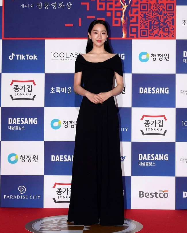 Pemain drama Mr. Queen, Shin Hye Sun, juga datang perhelatan tadi malam. Penampilannya sederhana tapi berkesan dengan gaun hitam. Foto: Instagram @cosmopolitankorea.