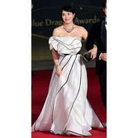 Industri perfilman Korea bisa dibilang tetap berjalan selama pandemi Corona. Blue Dragon Film Awards pun digelar semalam yang bertabur para bintang. Salah satunya adalah aktris kenamaan Kim Hye Soo yang menjadi pembawa acara. Pemain film The Thieves tersebut tampil cantik mengenakan busana Isabel Sanchiscostura. Foto: Instagram @dispatch_style