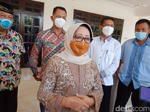 Bupati Jombang Mundjidah Wahab