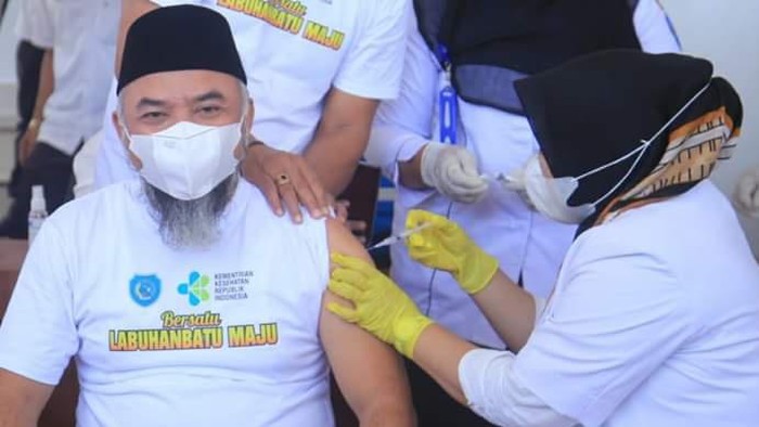 Bupati Labuhanbatu disuntik vaksin Corona (dok. Istimewa)