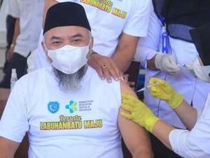 Disuntik Perdana, Bupati Labuhanbatu Minta Warga Tak Takut Vaksinasi Corona