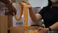 Dalam satu jam, alat ini bisa membuat mie untuk 80 porsi.  