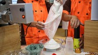 Dengan alat ini, membuat mie dapat dilakukan dengan sangat mudah dan cepat.