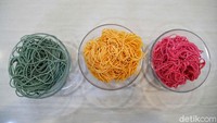 Tampak mie warna-warni yang terbuat dari bahan alami sayur-sayuran.