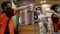 President Director RB Electronic Jenny Widjaja bersama Chef Andry melakukan demo membuat mie dengan alat RB Noodle S Pro 10 di kawasan Cafe Industri Mie, Kelapa Gading, Jakarta Utara, Rabu (9/2).