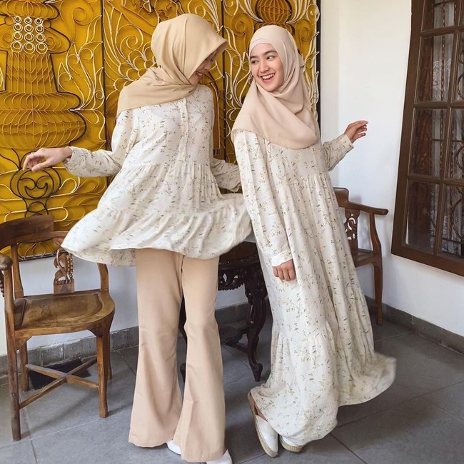 Seperti dikutip dari Insertlive, Syifa mengungkapkan proses hingga dia mantap berhijab. Ia bercerita sempat salat sunnat dan mengaji.Keesokan harinya, ia langsung mantap berhijab dan tak ingin menunda lagi. Foto: Instagram/@cutsyifaa