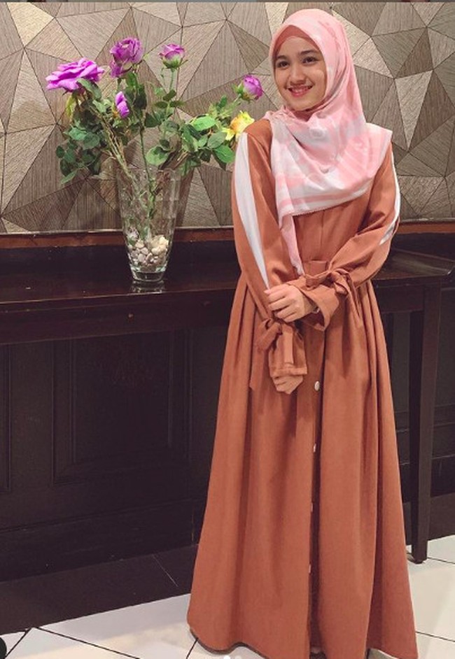 Cut Syifa tampil saat membagikan unggahan di akun Instagram pada Februari 2021. Dia tampil berhijab. Sebelum berhijab, malam harinya Syifa melakukan salat malam. Dan meminta agar meneguhkan keyakinannya untuk berhijab. Foto: Instagram.