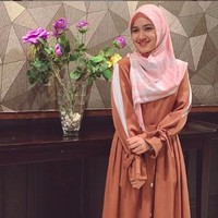 Cut Syifa tampil saat membagikan unggahan di akun Instagram pada Februari 2021. Dia tampil berhijab. Sebelum berhijab, malam harinya Syifa melakukan salat malam. Dan meminta agar meneguhkan keyakinannya untuk berhijab. Foto: Instagram.