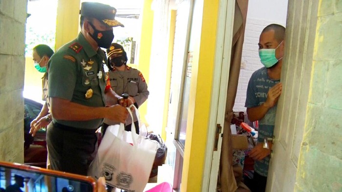 Danrem 061/Suryakencanam Brigjen TNI Achmad Fauzi antar sembako ke pasien isolasi COVID-19