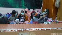 Pengungsi anak-anak dan ibu hamil dipisah dengan lainnya, menggunakan ruang-ruang kelas sendiri.