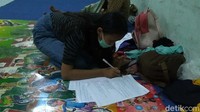 Di lingkungan sekolah ini, para pengungsi dihibur dengan fasilitas WiFi gratis. Banyak anak-anak yang memanfaatkan dengan belajar, bermain game hingga komunikasi.