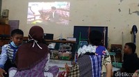 Para pengungsi tampak menonton televisi.