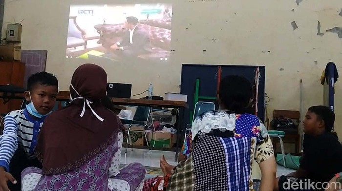 Lokasi pengungsian korban banjir di SMKN 3 dan SMKN 2 Kota Pekalongan, menerapkan protokol kesehatan. Mereka juga diberikan fasilitas hiburan dan WiFi gratis.