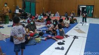 Di SMKN 3 Kota Pekalongan, selain menggunakan aula sekolah, pengungsi juga menempati 4 ruang kelas. Jumlah pengungsian di gedung ini 148 warga.