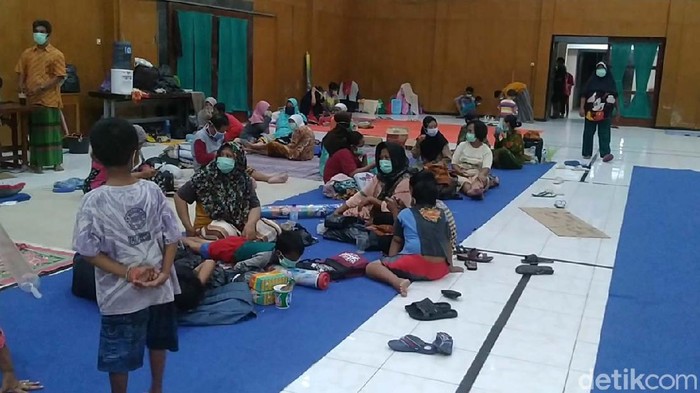 Lokasi pengungsian korban banjir di SMKN 3 dan SMKN 2 Kota Pekalongan, menerapkan protokol kesehatan. Mereka juga diberikan fasilitas hiburan dan WiFi gratis.