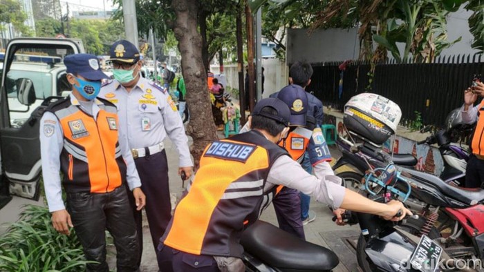 Dishub Jakpus tertibkan kendaraan parkir di trotoar.
