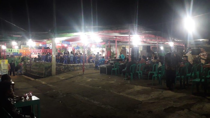 Hajatan malam hari yang digelar di Desa Pojok, Kecamatan Mojogedang, Karanganyar.