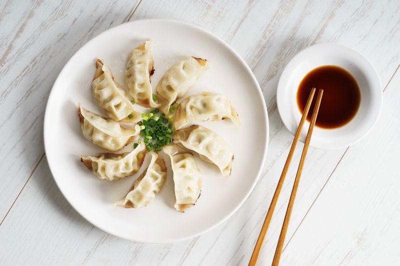 sepiring gyoza Jepang, camilan pangsit, dengan kecap