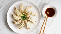 Dumpling atau pangsit bisa jadi ide sajian Imlek yang pas. Selain rasanya enak, bentuk dumpling yang seperti uang koin diharapkan bisa membawa keberuntungan dan kemakmuran.