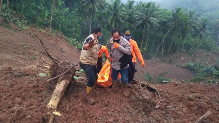 Evakuasi korban longsor di Kebumen, 10/2/2021