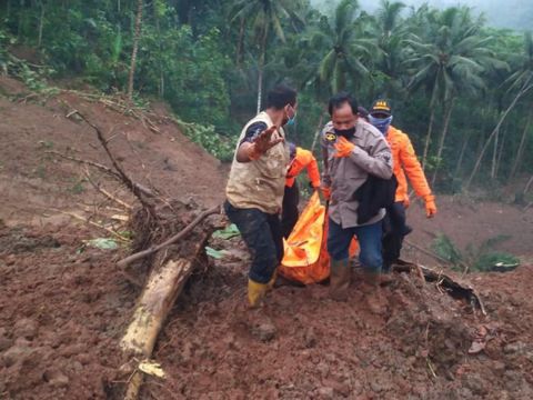 Evakuasi korban longsor di Kebumen, 10/2/2021