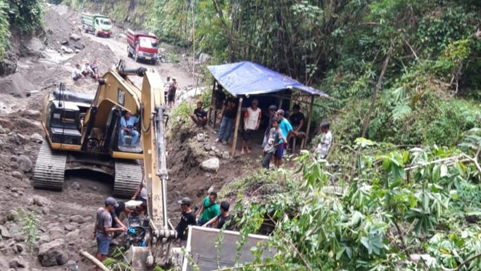Evakuasi truk yang terjebak banjir dan longsor di Sungai Beteng, Klaten