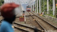 Tiket KRL Yogyakarta-Solo dibanderol Rp 8.000 untuk sekali perjalanan. Waktu tempuh KRL Yogyakarta - Solo sekitar 68 menit, lebih cepat dibandingkan kereta api Prameks, yang sekitar 75 menit dengan pemberhentian di tujuh stasiun.