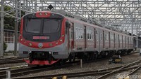 Andai bisa memuat penumpang dengan kapasitas penuh, KRL Yogyakarta-Solo bisa mengangkut 1.600 orang dalam satu kali perjalanan. Tapi karena pandem virus Corona, KAI Commuter membatasi kapasitas penumpang sebanyak 74 orang di setiap gerbong.