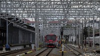 Kecepatan maksimal perjalanan KRL Yogyakarta-Solo mencapai 90 kilometer per jam. Sedangkan kecepatan maksimal kereta Prameks 78 sampai 80 kilometer per jam.
