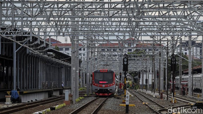 KRL Solo-Yogyakarta mulai beroperasi hari ini. Kereta Rel Listrik itu beroperasi menggantikan KA Prameks yang kini beralih menjadi relasi Yogyakarta - Kutoarjo.
