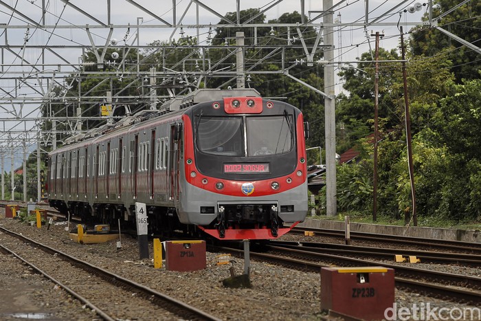 KRL Solo-Yogyakarta mulai beroperasi hari ini. Kereta Rel Listrik itu beroperasi menggantikan KA Prameks yang kini beralih menjadi relasi Yogyakarta - Kutoarjo.