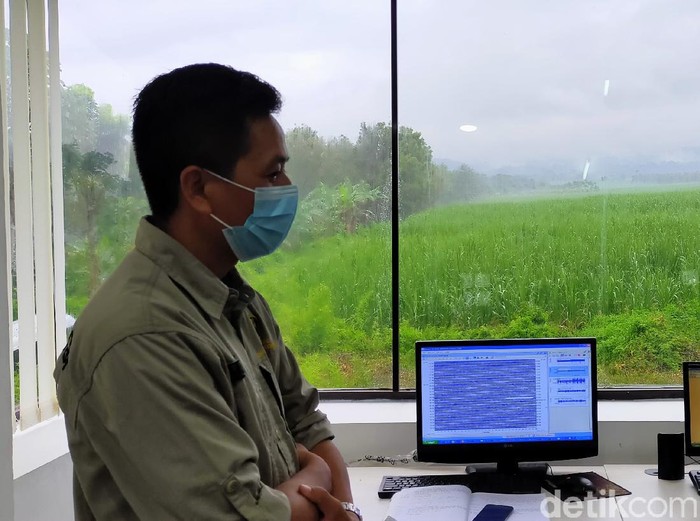 Pusat Vulkanologi dan Mitigasi Bencana Geologi (PVMBG) memasang alat GPS di lereng Gunung Raung yang erupsi. Dua alat dipasang di Jember dan Bondowoso.