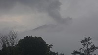 Data Pos Pengamatan Gunung Api (PPGA) Raung pukul 00:00-06:00 WIB menunjukkan adanya asap kawah utama berwarna kelabu dan hitam dengan intensitas sedang hingga tebal tinggi sekitar 1000-2000 meter dari puncak dan pihaknya kemudian mengimbau masyarakat terkait adanya sebaran hujan abu vulkanik. ANTARA FOTO/Seno.