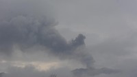 Aktivitas Gunung Raung terpantau dari Desa Sumberwringin, Sumberwringin, Bondowoso, Jawa Timur, Rabu (10/2/2021). ANTARA FOTO/Seno.