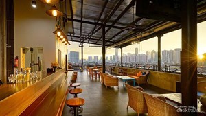 Hotel Kuning Jakarta yang Punya Cafe Roof Top Keren