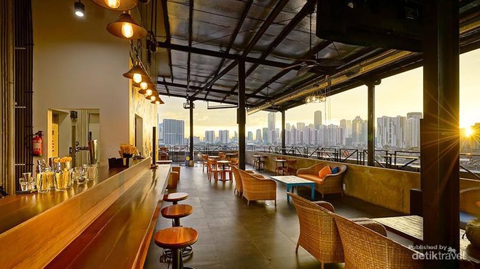 Dari roof top kita disuguhkan pemandangan kota Jakarta