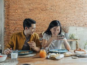5 Kode dari Cowok Tanda Dia Suka, Lihat Caranya Duduk Hingga Jalan