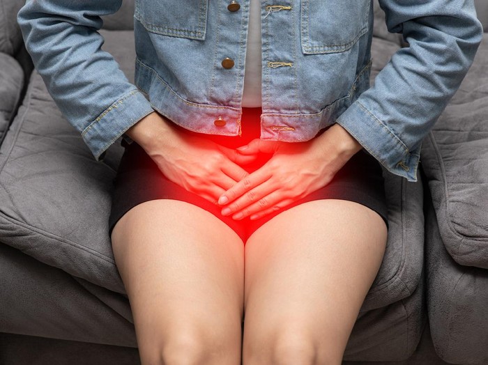 ilustrasi vagina pegal woman have bladder or uti pain sitting on bed in bedroom after wake up feeling so illness,Healthcare concept