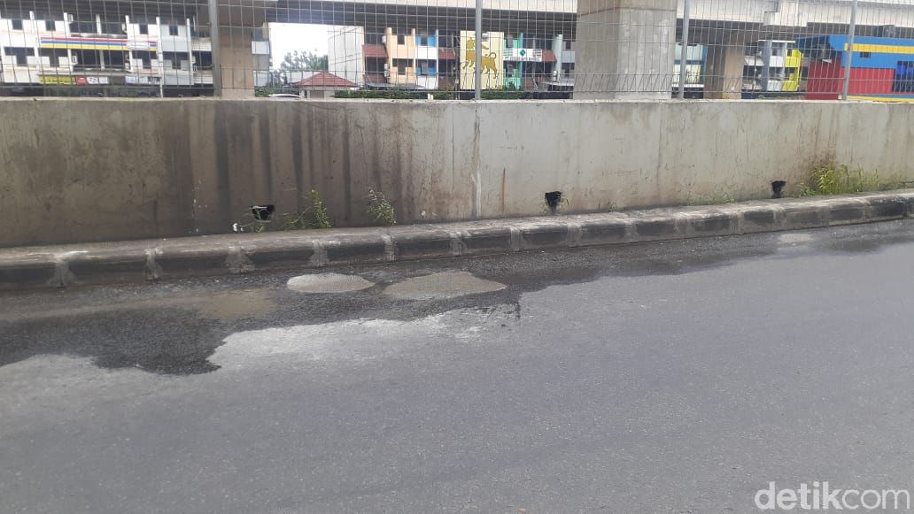 Jalan di depan kompleks ruko RW 16 Jakasampurna, Jl KH Noer Ali, selesai diperbaiki. (Afzal Nur Iman/detikcom)