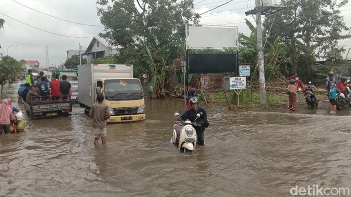 Jalan Kudus-Purwodadi di Desa Tanjung Karang terendam banjir, Rabu (10/2/2021).
